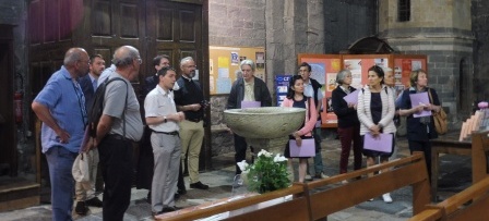 Les archivistes diocésains de la province, avec Jean-Paul Blanc, président de l’association de sauvegarde du patrimoine de l’Embrunais, dans la cathédrale Notre-Dame du Réal d’Embrun © Thérèse Kessler, archives du diocèse de Gap et d’Embrun